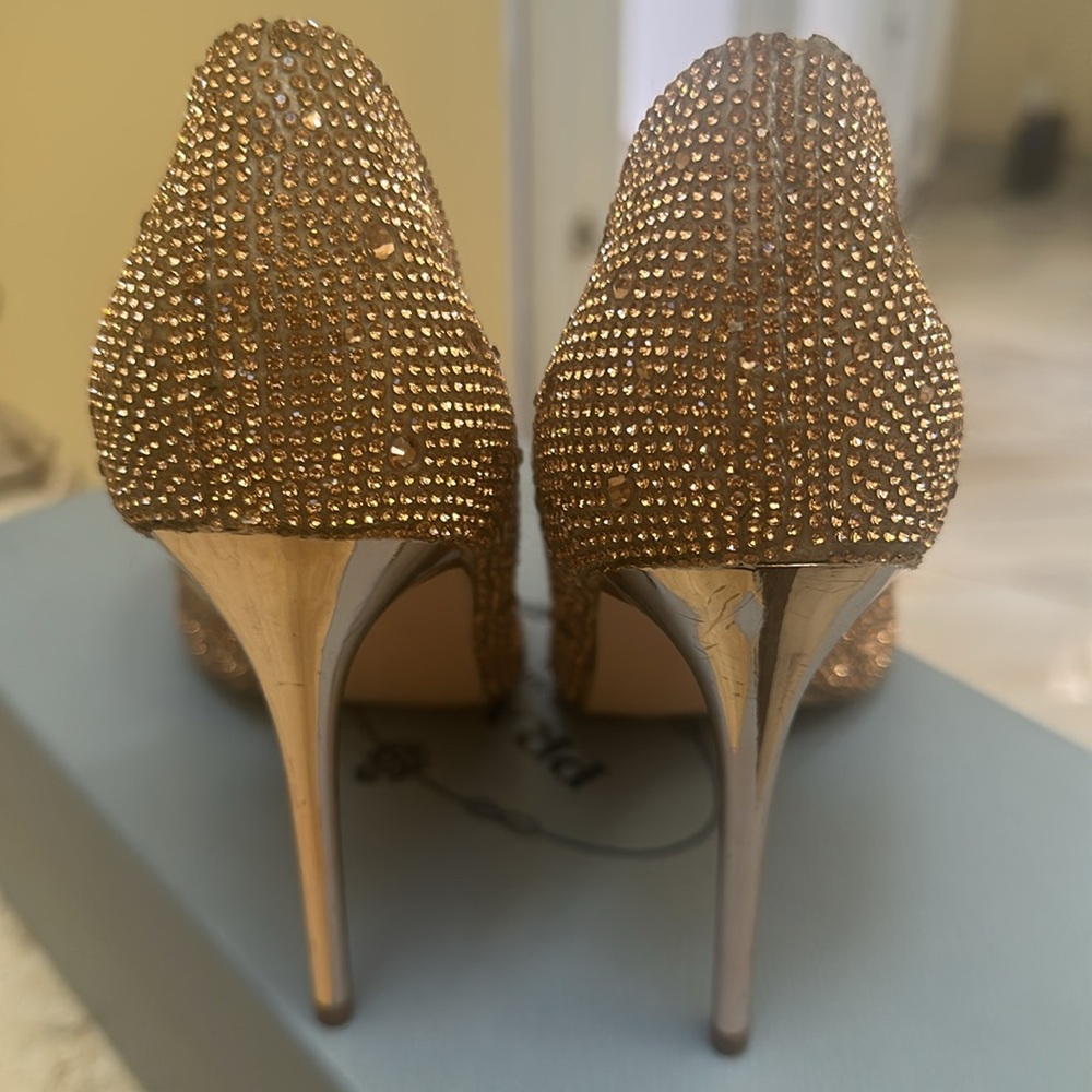 Steve Madden gorgeous Rose Gold in new condition.  4 inch high heels. - Picture 2 of 7
